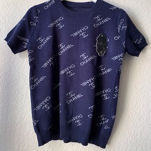 Cute navy blue knitted sweater. Fits S-M .